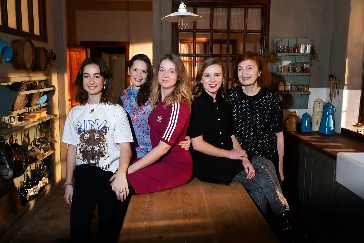 Amalie Dollerup med sit køkkenhold i den nye sæson af 'Badehotellet'.