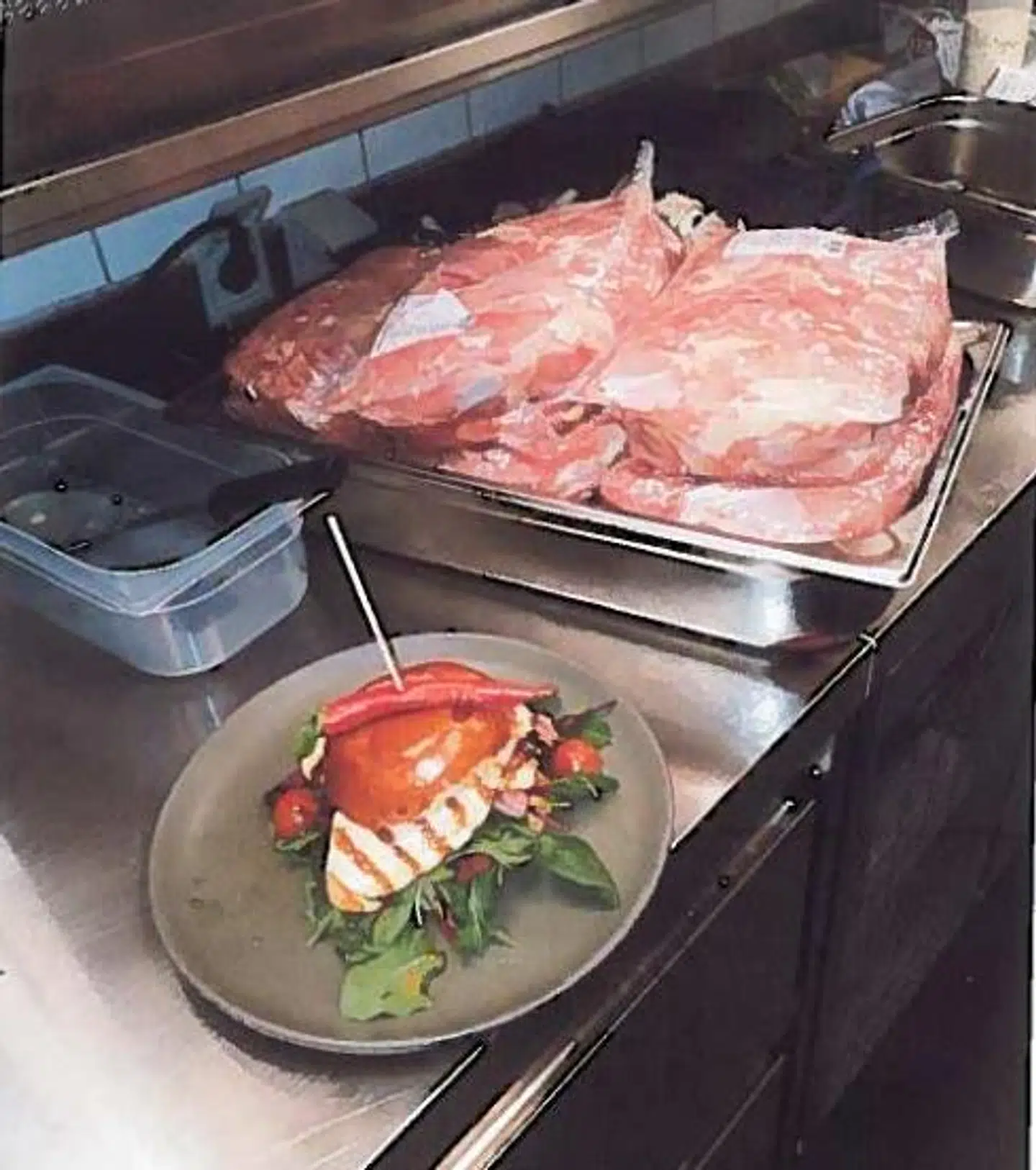 Færdigtilberedt burger placeret på bordet i tæt forbindelse med råt kyllingekød.Dalle Valle, Holstebro, 21.03.2019.
