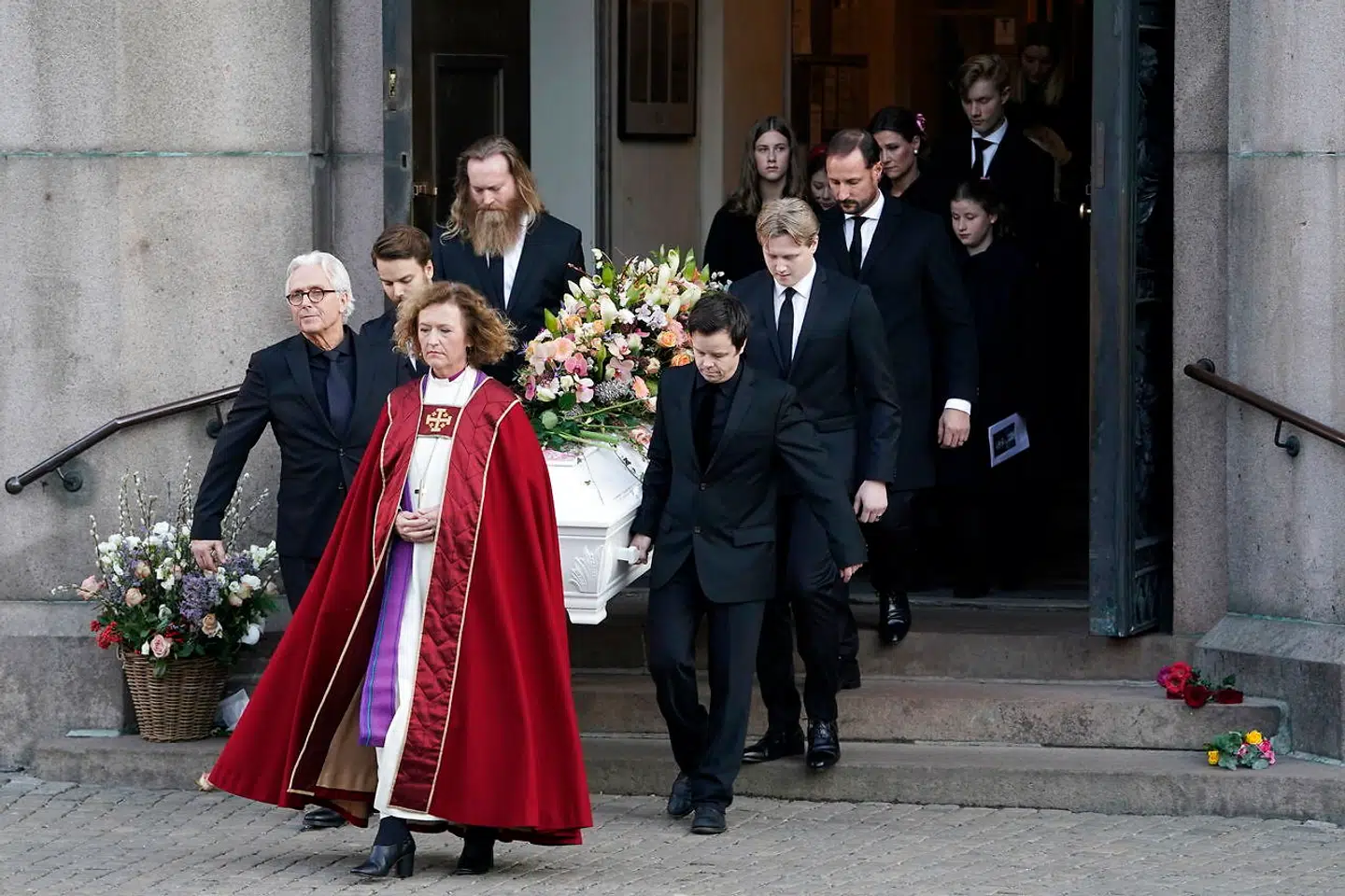 Ari Behns far var med til at bære sin søns kiste ved bisættelse i Oslo domkirke 3. januar.
