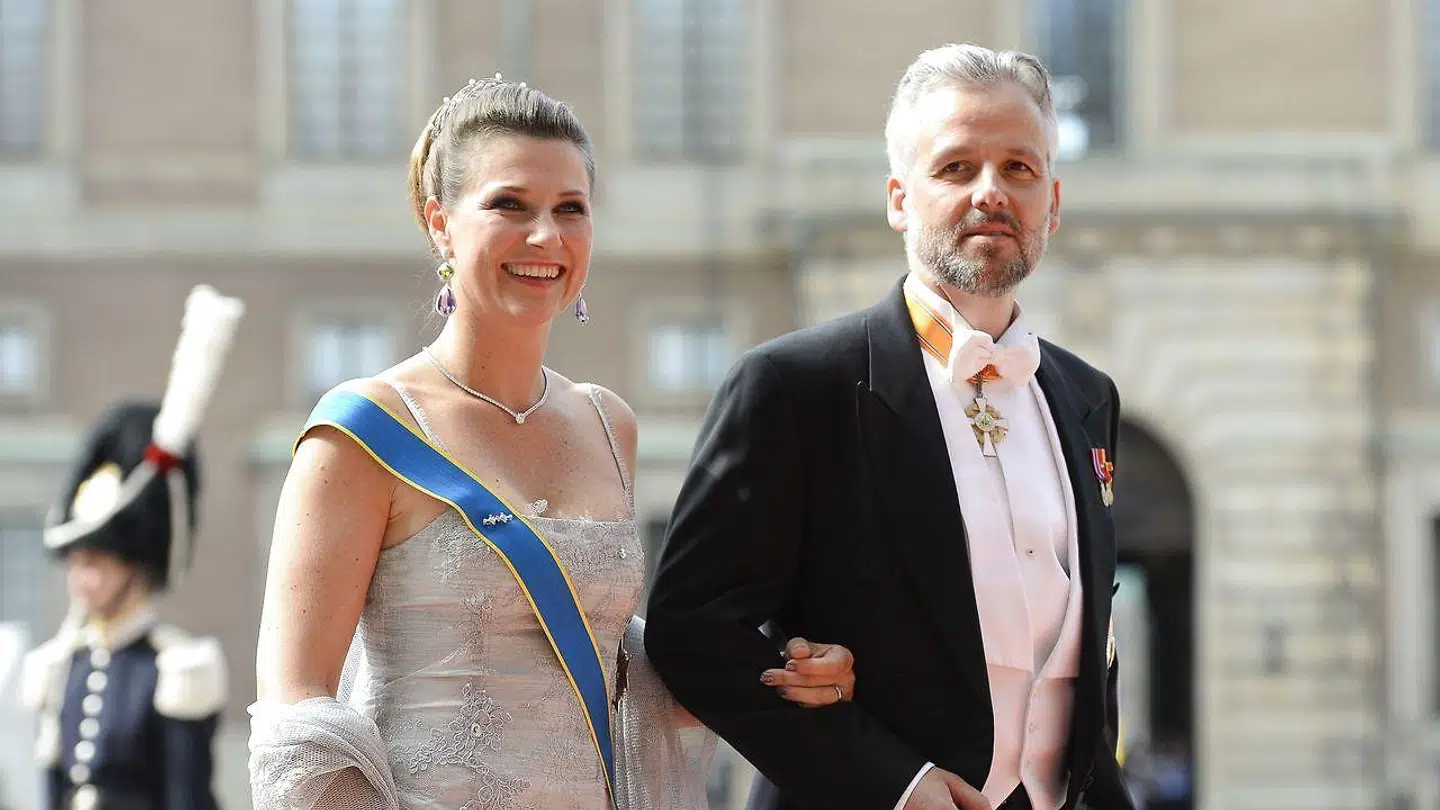 Prinsesse Märtha Louise og Ari Behn fotograferet, da de i sommeren 2015 ankom til den svenske prins Philips bryllup med Sofia Hellqvist.