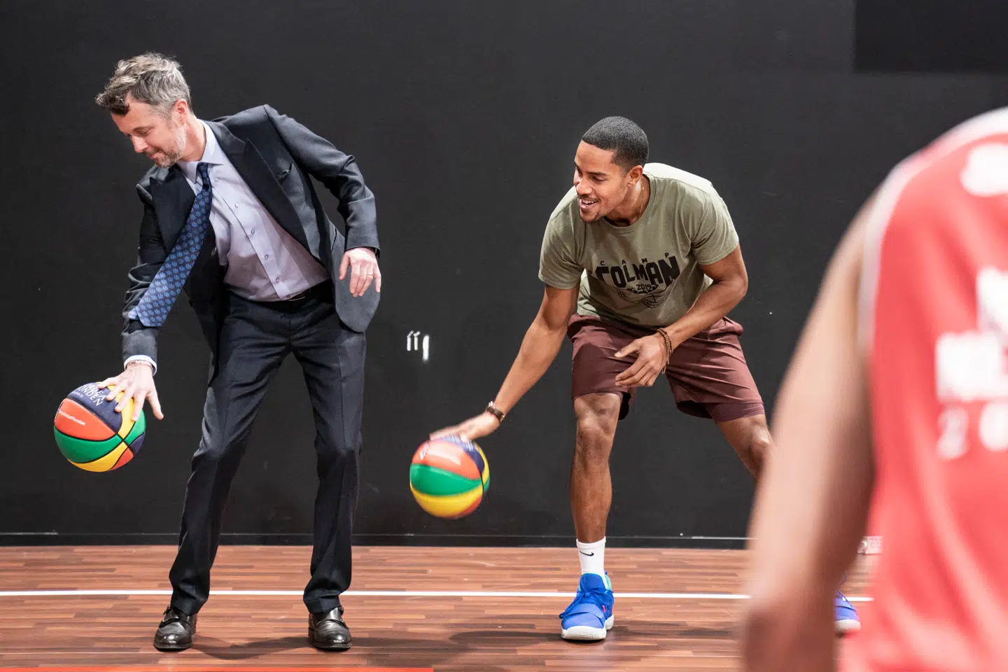 Kronprins Frederik nåede også at spille basketball under sin guidede tur i den nye ustilling på Experimentarium.