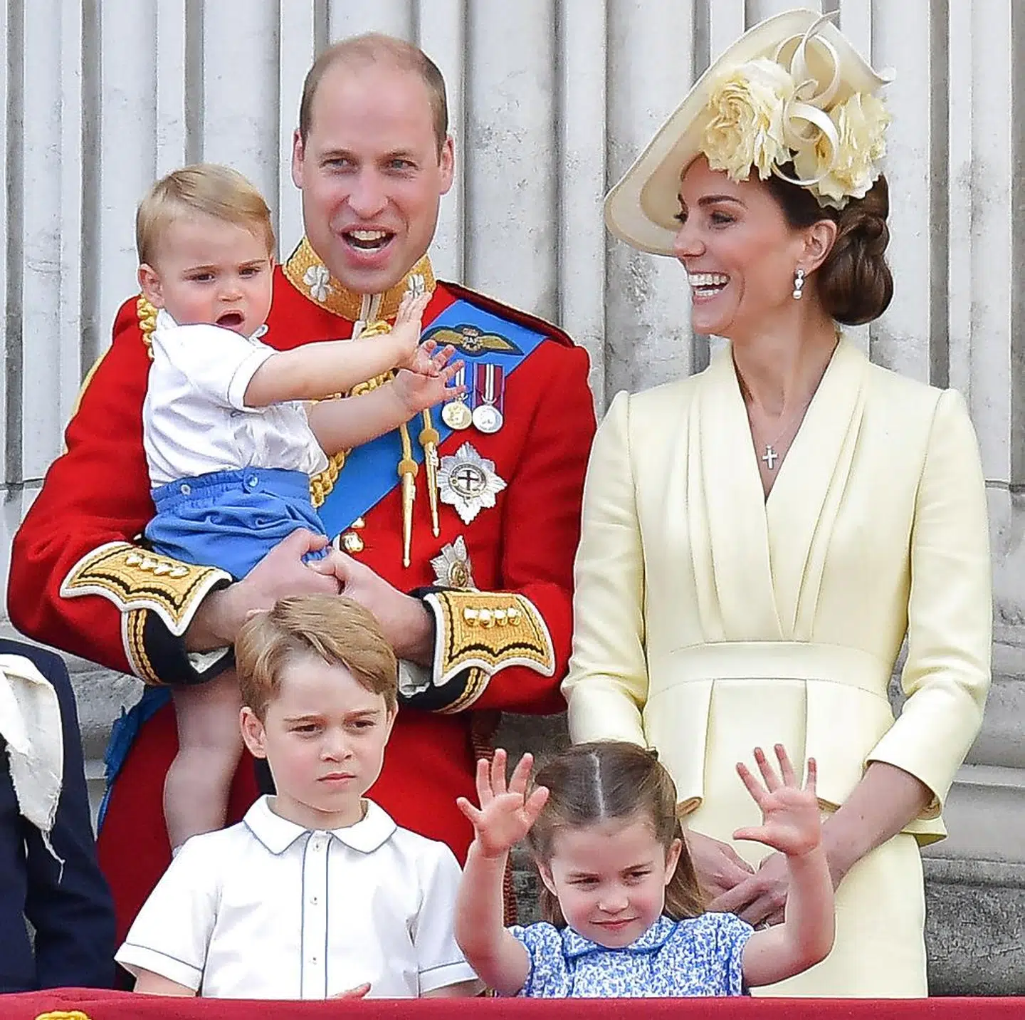 Den royale kongefamilie. Prins William og hertuginde Kate bagerst. Prins Louis sidder på sin fars arm, mens prins George og prinsesse Charlotte står forrest i billedet.