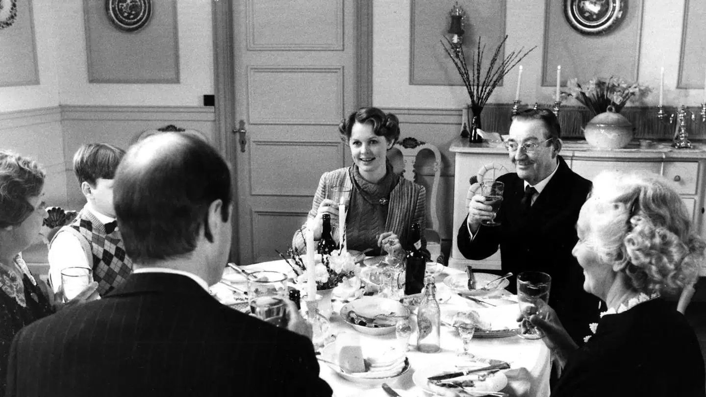 Ghita Nørby har også medvirket i tv-serien 'Matador' fra 1978-1982, hvor hun spillede rollen som Ingeborg. Her ses hun i midten af billedet med Buster Larsen ved sin side.