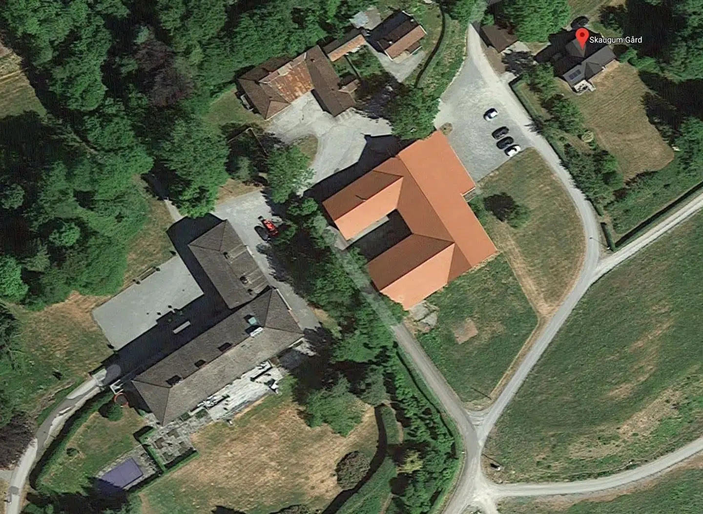 Her ses det royale hus, der nu lejes ud. Kronprinsparrets residens, Skaugum gård, ses med det brunlige tag længst til venstre i billedet, mens markøren viser huset længst til højre i billedet, som er muligt at leje.