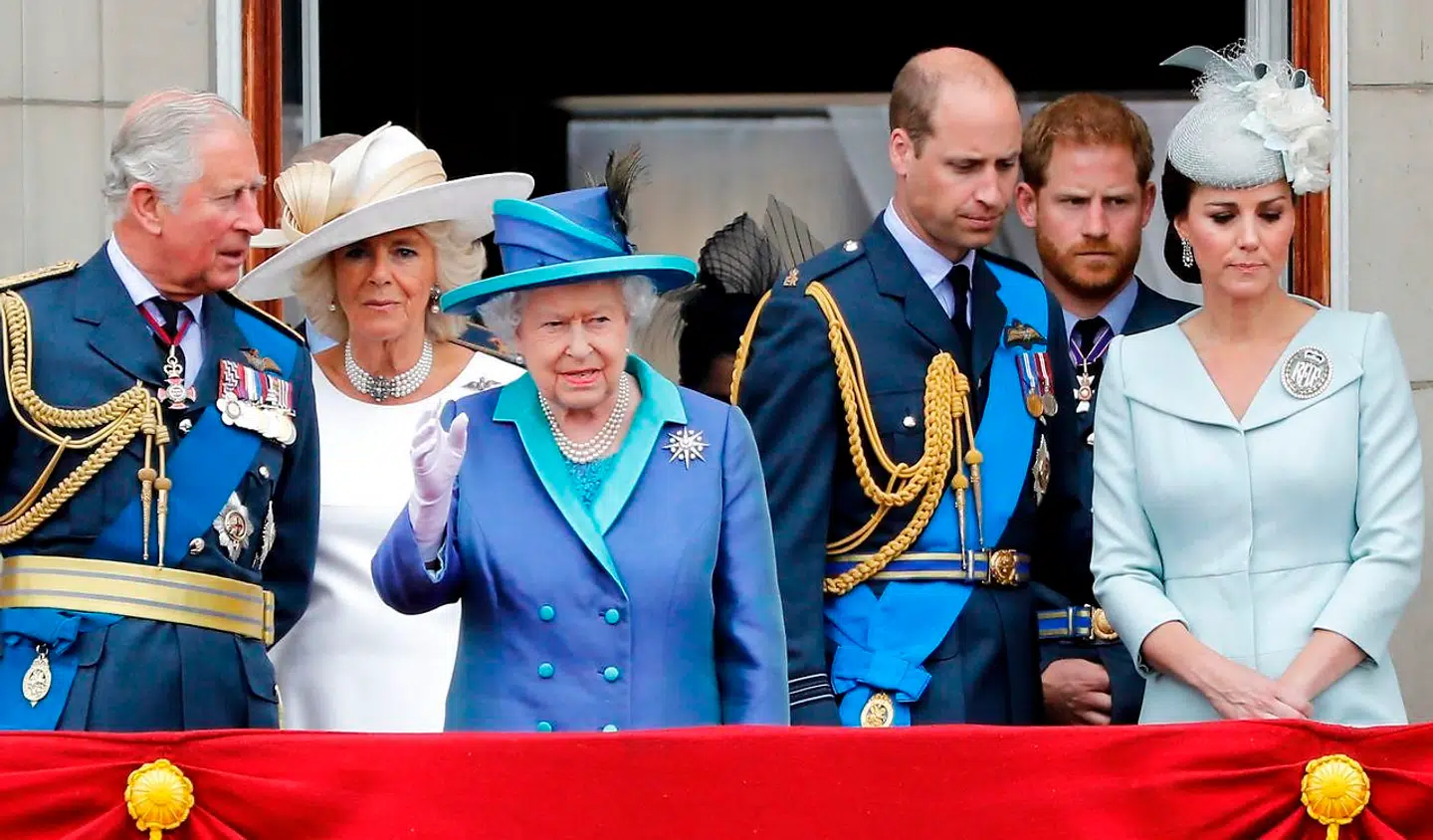 Den britiske dronning fotograferet med sin søn Charles og børnebørnene William og Harry samt svigerdatteren, hertuginden af Cornwall, og hertuginde Kate. (Arkivfoto)