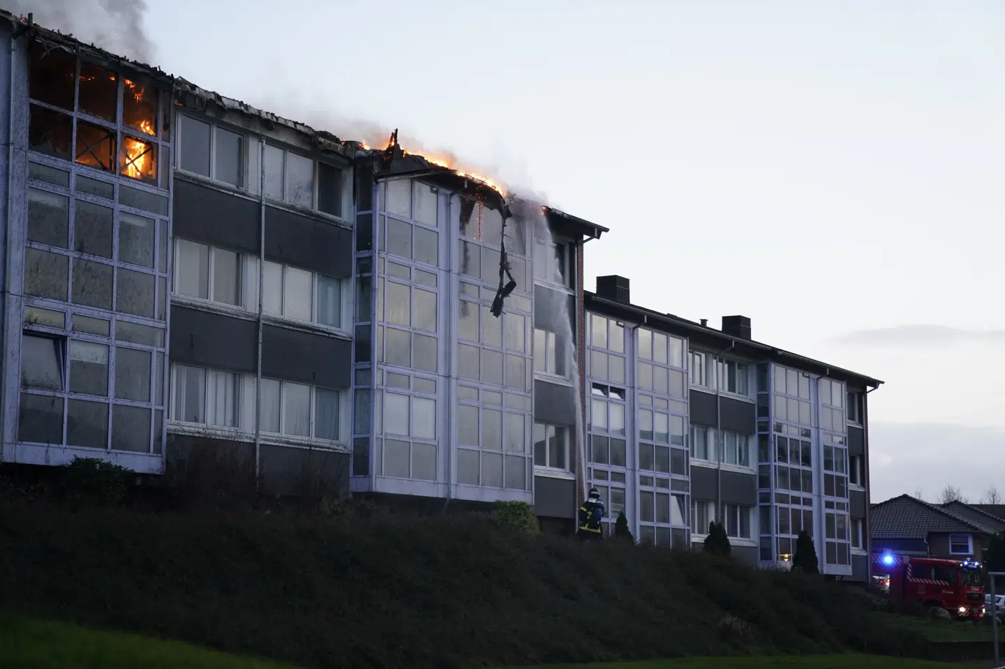Politi og brandvæsen kommer til at være i Stoldal i Hobro hele natten til mandag, efter at en voldsom brand brød ud i en etageejendom søndag eftermiddag. Henning Bagger/Ritzau Scanpix