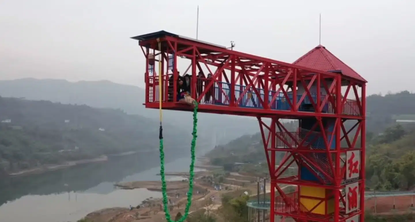 Her ses grisen i sekunded inden, den blev skubbet ud fra det 68 meter høje tårn i Chongqing, Kina.