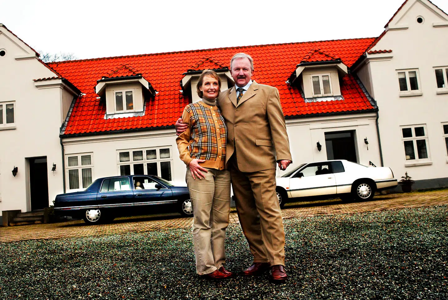 Louis Nielsen ses her sammen med sin kone Berith. På billedet ses også hans to cadillacs foran parrets landsted Frederikshvile i Nordjylland,