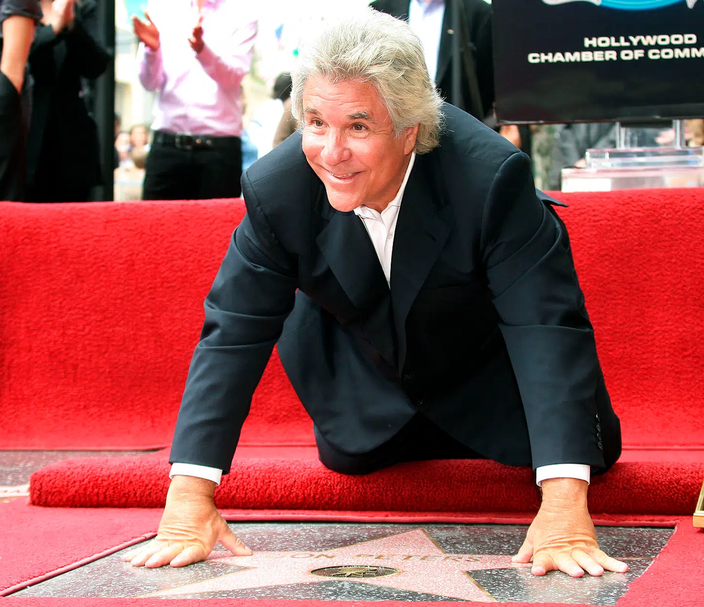Tidligere frisør og filmproducer Jon Peters poserer med sin stjerne på Hollywood Walk of fame.
