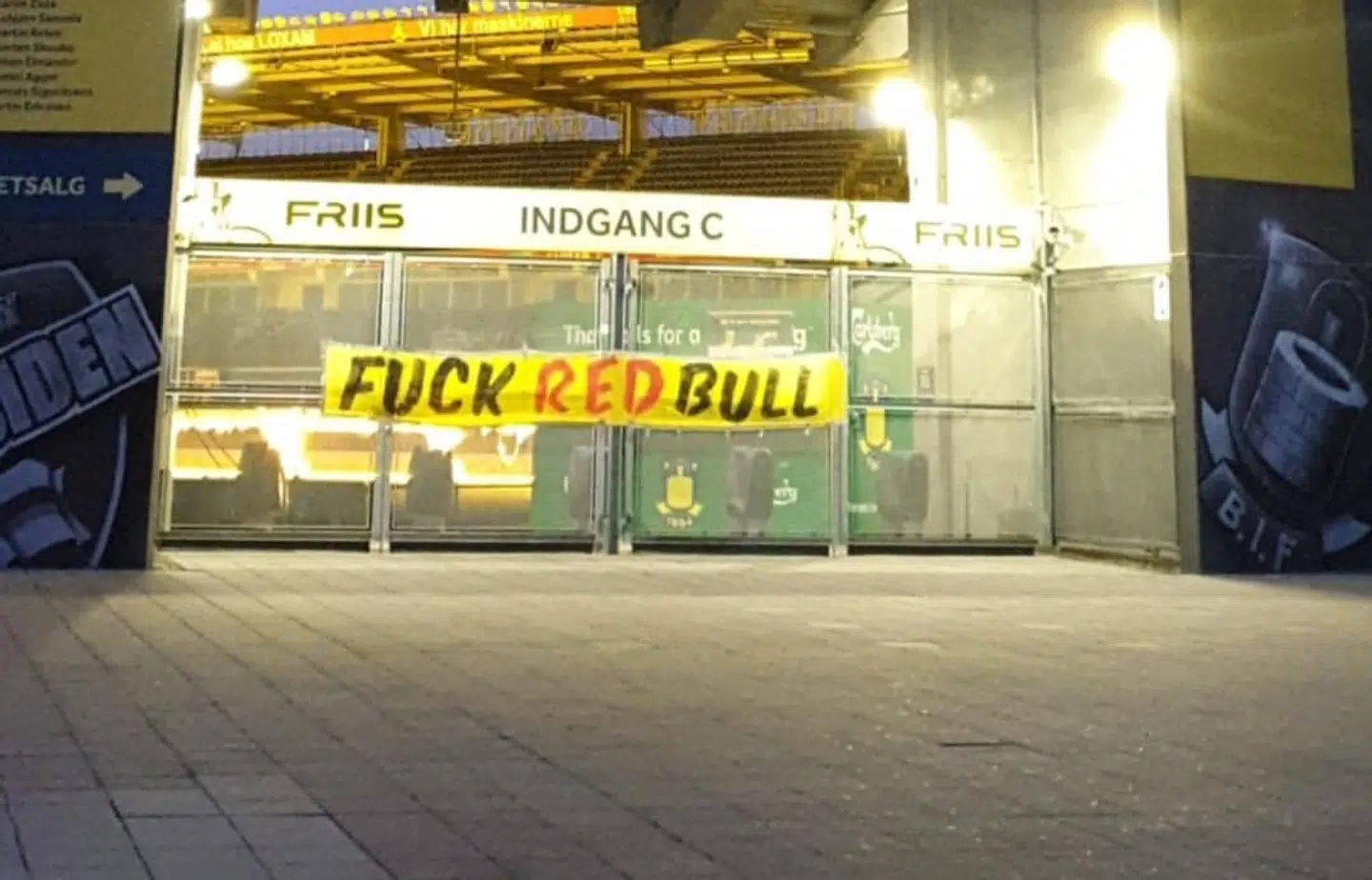 Sådan ser det tirsdag aften ud foran Brøndby Stadion.