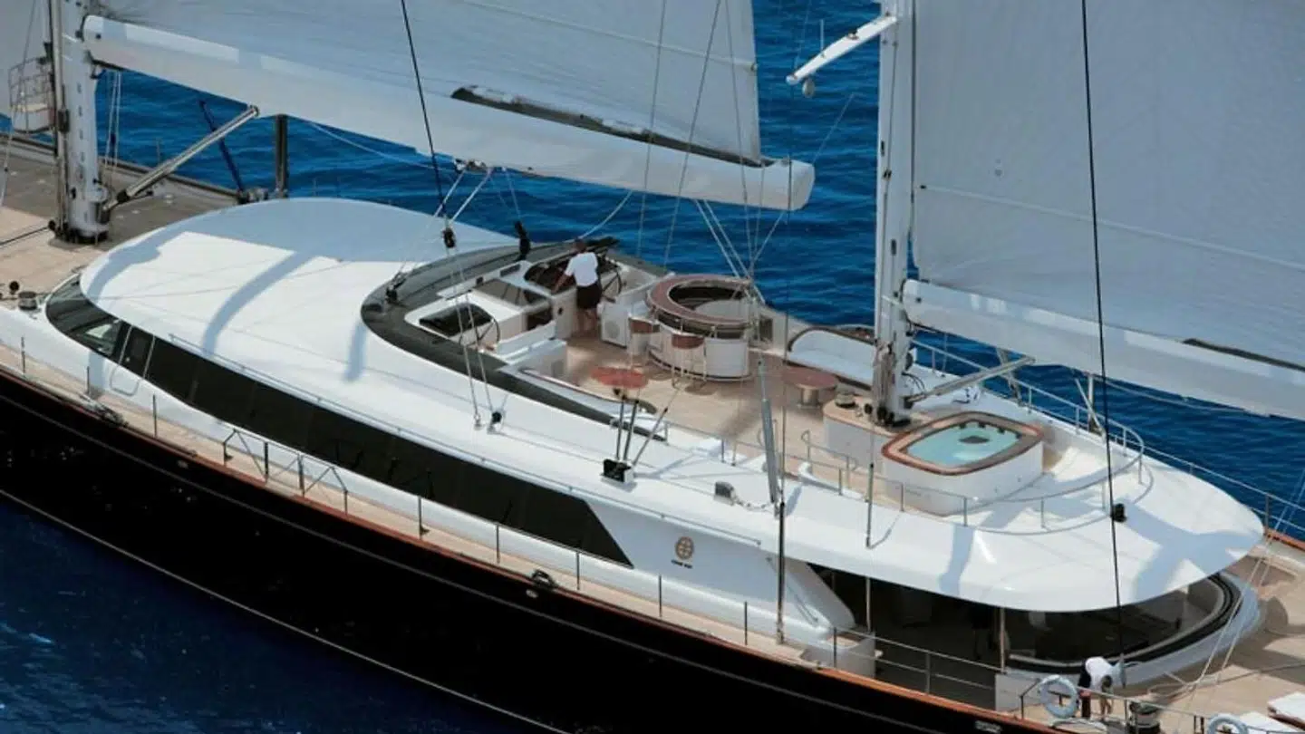 Luksusyachten Parisfal III med kronprinsfamilien om bord.