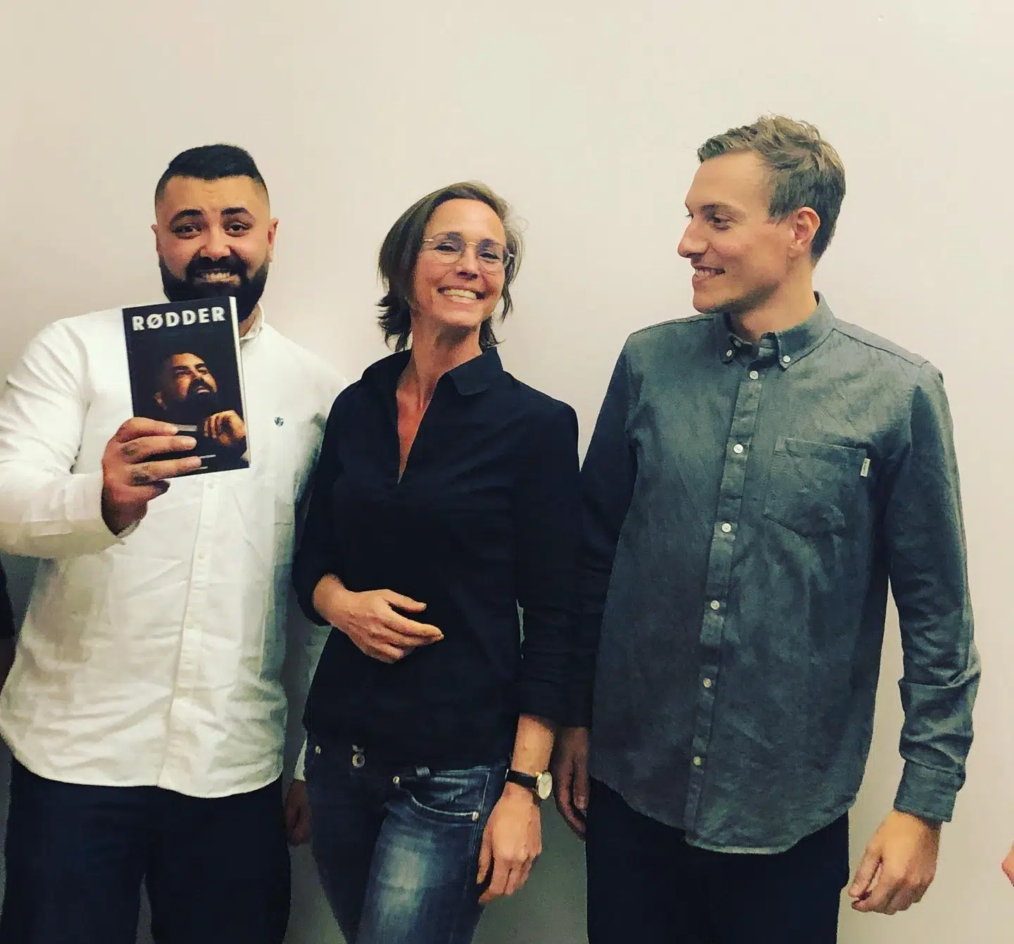 Nedim Yasar fotograferet kort før sin død med journalisterne Marie Louise Toksvig og Sebastian Richelsen, som sammen medvirkede i radioprogrammet 'Politiradio' på Radio24syv.