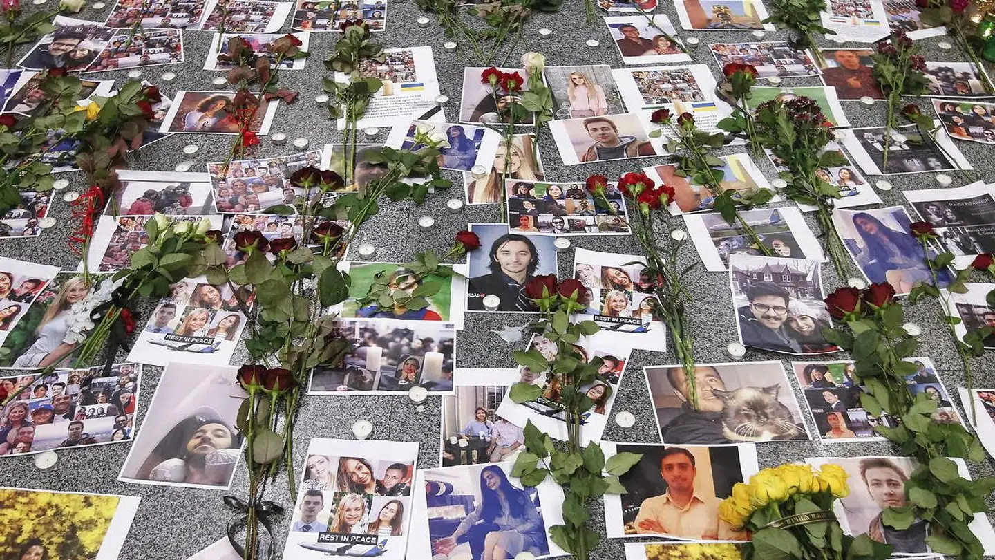 Billeder af ofrene for flystyrtet omgivet af roser og lys i Boryspil International Airport i Kiev, Ukraine, 11. January 2020.