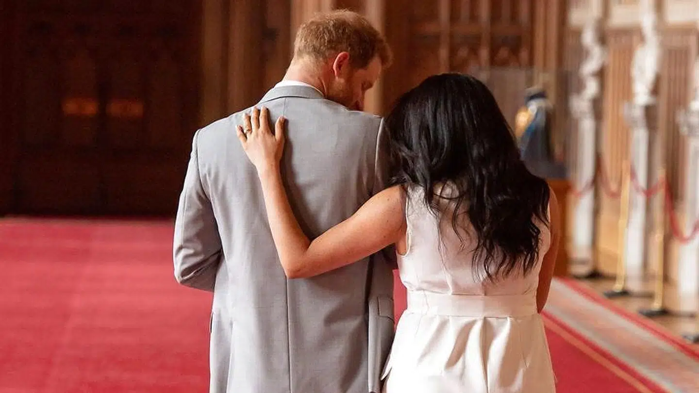 Prins Harry og hertuginde Meghan har valgt at vende det britiske kongehus ryggen. Ifølge Lone Theils får parret dog svært ved at slippe for pressen af den grund.