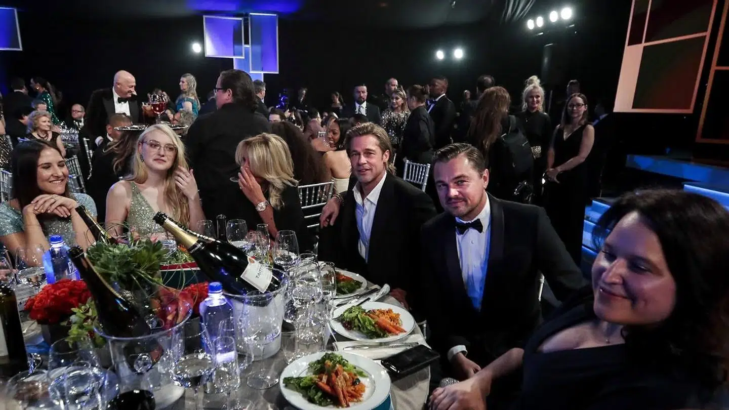 Brad Pitt sad til bords med blandt andre Leonardo DiCaprio, som måtte se prisen for bedste hovedrolle gå til Joaquin Phoenix. (Foto: Scanpix)