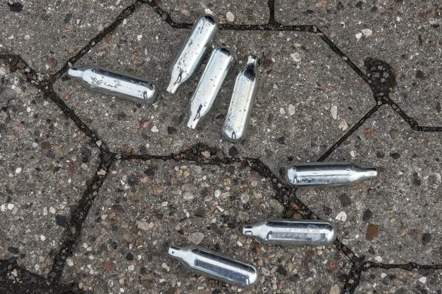 Rusen ved indtag af lattergas varer typisk 30 sekunder, og derfor inhalerer nogle lattergas flere gange i træk over lang tid. Man kan blive svimmel, miste balancen og dermed slå sig, men der er også risiko for at blive kvalt, fordi lattergassen erstatter ilten i kroppen, oplyser Giftlinjen. (Arkivfoto) Mads Claus Rasmussen/Ritzau Scanpix