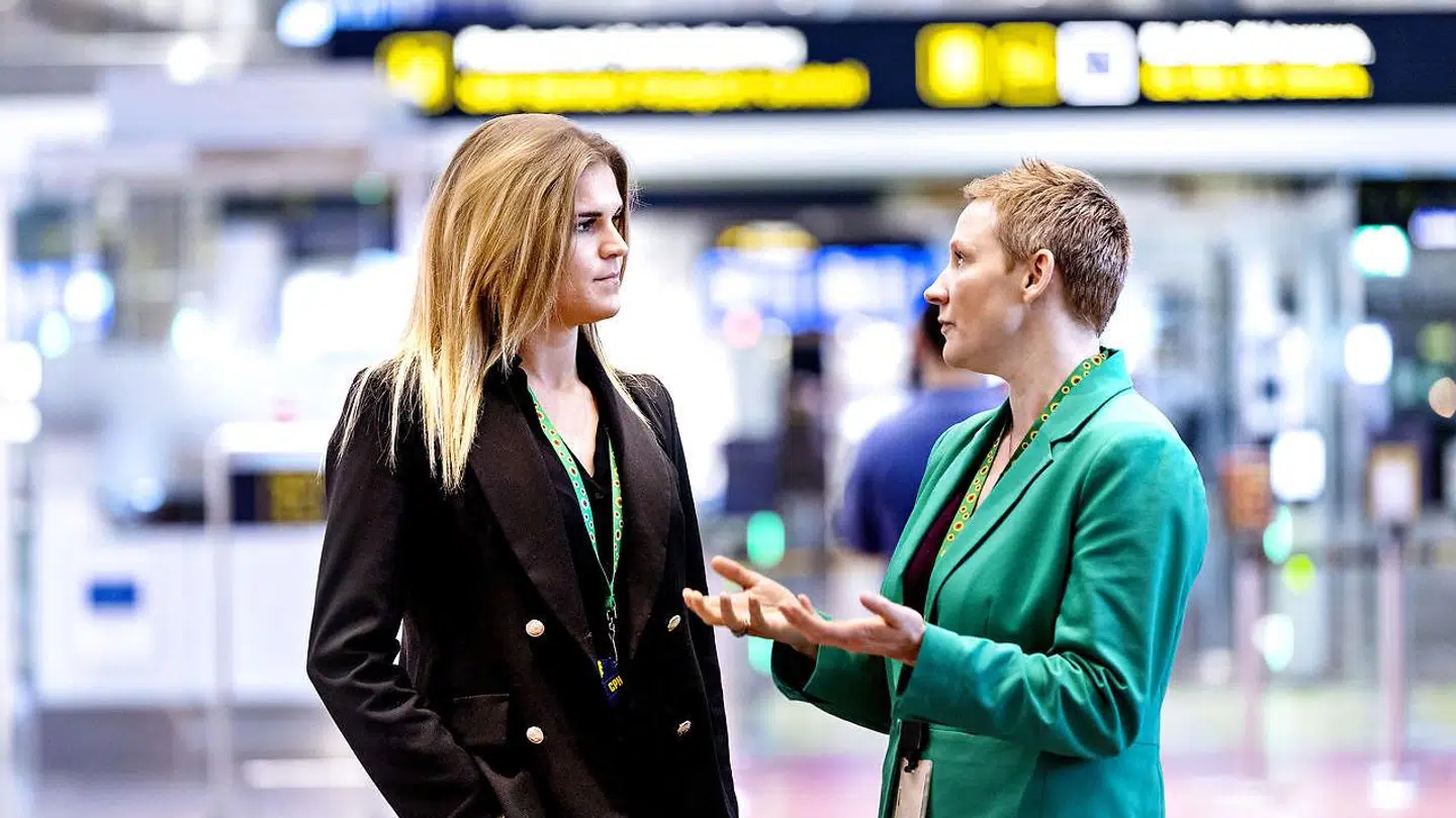 Victoria Vallentin ( tv.) og Stine Ringvig Marsal (Service Exellence Director) (th.) i Københavns Lufthavn, hvor det nu er blevet lettere at have et usynligt handicap. Stine har været med til at bringe nøglesnoren til Danmark efter inspiration fra England.