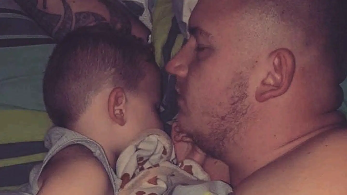 Jennifer Jørgensen står tilbage med Marcus, der lige er fyldt fire år, og Kiki, der er et år.