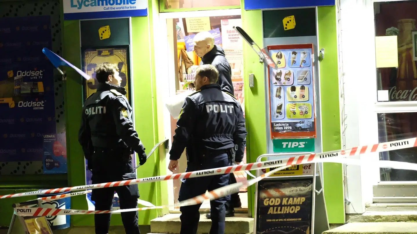 I forbindelse med efterforskningen har politiet spærret af omkring en kiosk.
