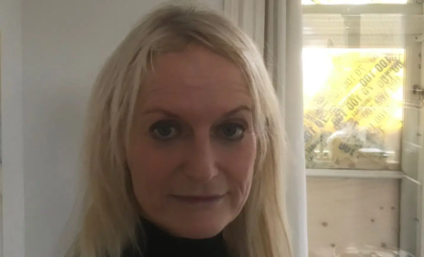 55-årige Trine Kamph havde indbrud i sit hus. Hun føler sin retsfølelse krænket, fordi der ikke kom nogen patrulje, efter naboen havde anmeldt, at indbrudstyve lige havde smadret et vindue for at komme ind i huset. Foto: Thomas Nørmark Krog