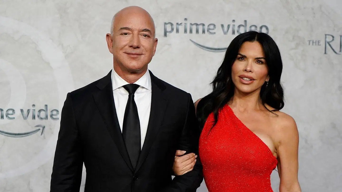 Her ses Amazon-stifteren og bestyrelsesformanden for Amazon, Jeff Bezos med Lauren Sanchez på den røde løber til premieren af "The Lord of the Rings: The Rings of Power" 30. august 2022