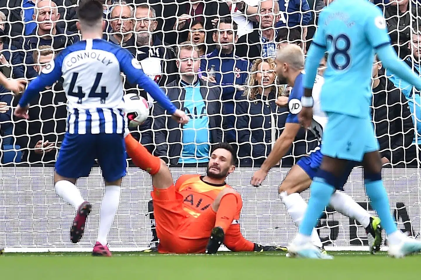 Hugo Lloris falder uheldigt ned på sin venstre arm og bliver slemt skadet i kampen mod Brighton.