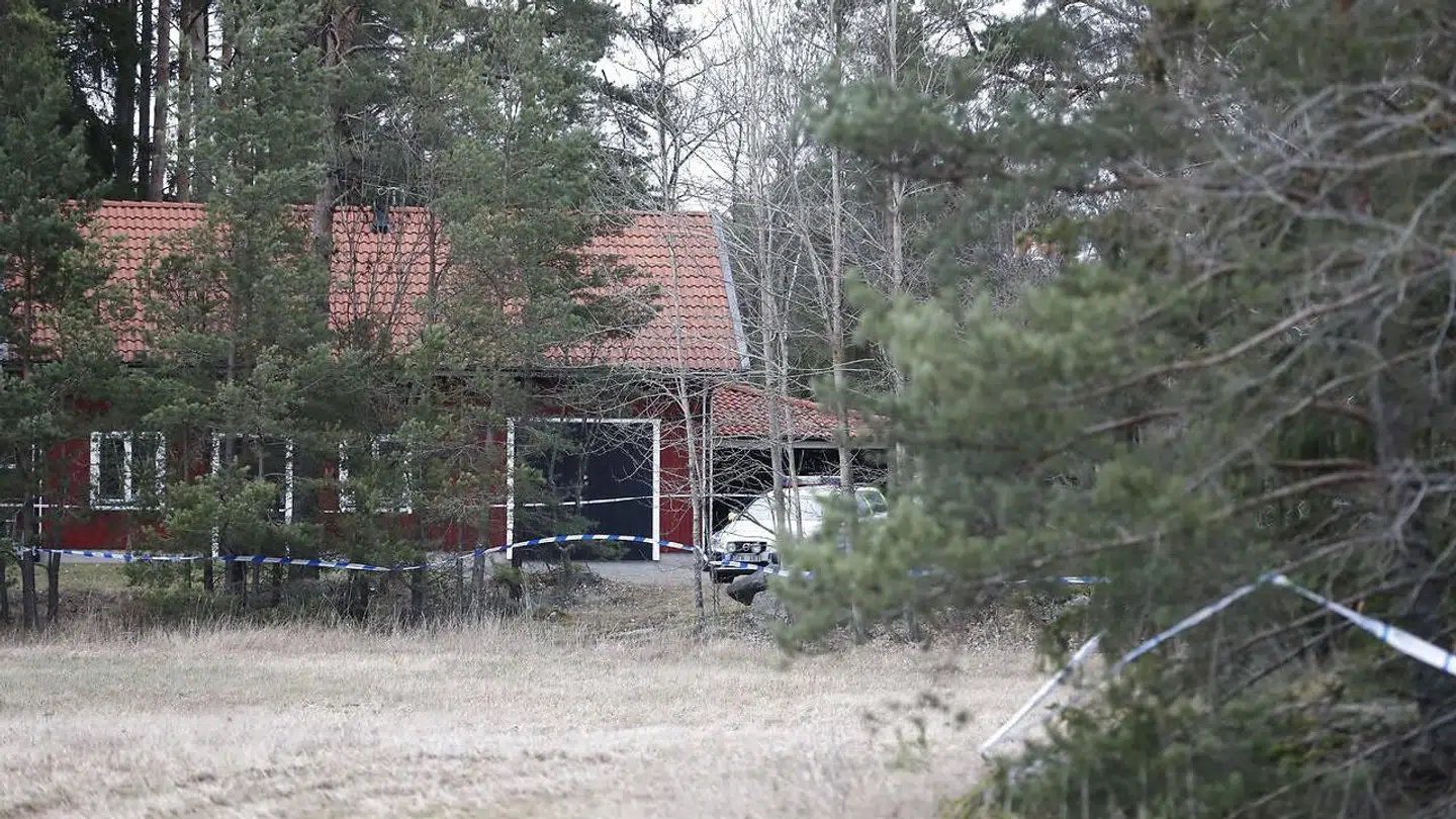 Det var denne villaejendom, at en 60-årig mand og hans samlever blev fundet dræbt.