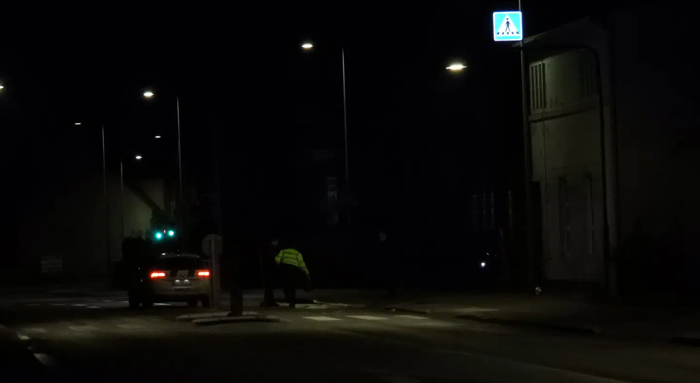 Politiet var hurtigt til stede ved ulykkesstedet, hvor man afspærrede vejen. Foto: Byrd.