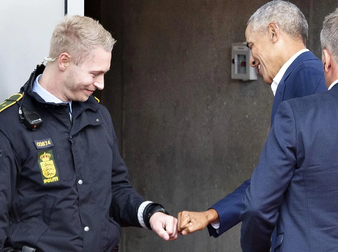 Den tidligere amerikanske præsident Barack Obama givewr en dansk betjent "knuckles" da han ankommer til Musikkens Hus i Aalborg, lørdag den 28. september 2019. Her talte han til et arrangement med titlen: A Conversation with President Barack Obama.
