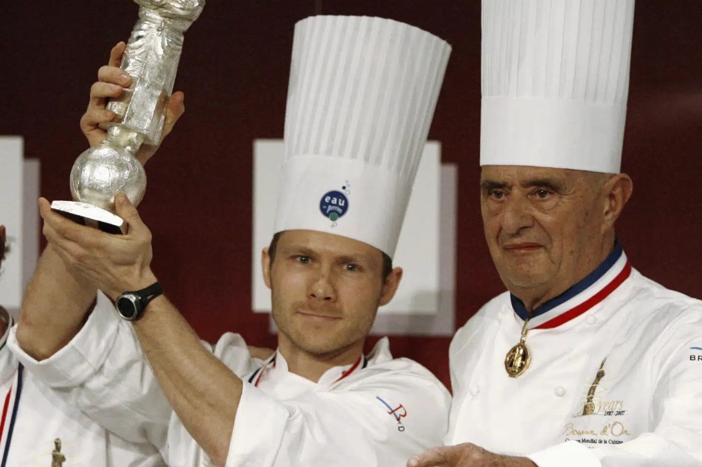 Den danske kok Rasmus Kofoed ses her med Paul Bocuse i 2011 til Bocuse d'Or. Fredag har Bocuses gamle restaurant mistet sin tredje Michelin-stjerne to år efter stjernekokkens død. (Arkivfoto) Robert Pratta/Ritzau Scanpix