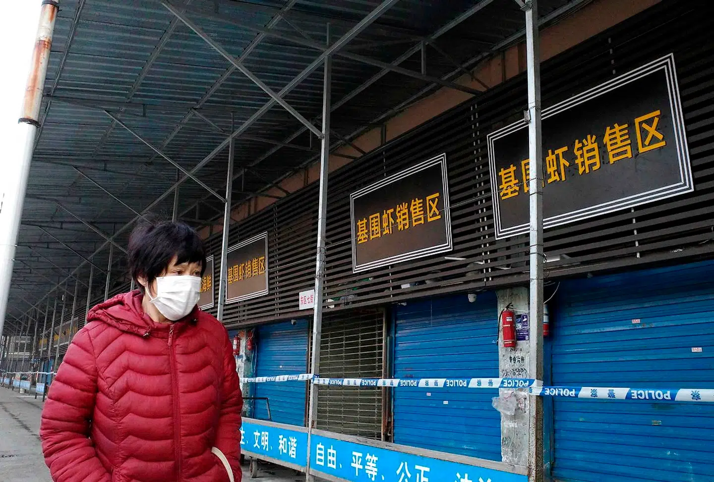 Det nu lukkede marked i Wuhan, hvor man mener, at en række kinesere blev smittet med den nye coronavirus. En virus, der formentlig er blevet overført fra nogle af de dyr, der blev solgt på markedet, til mennesker.