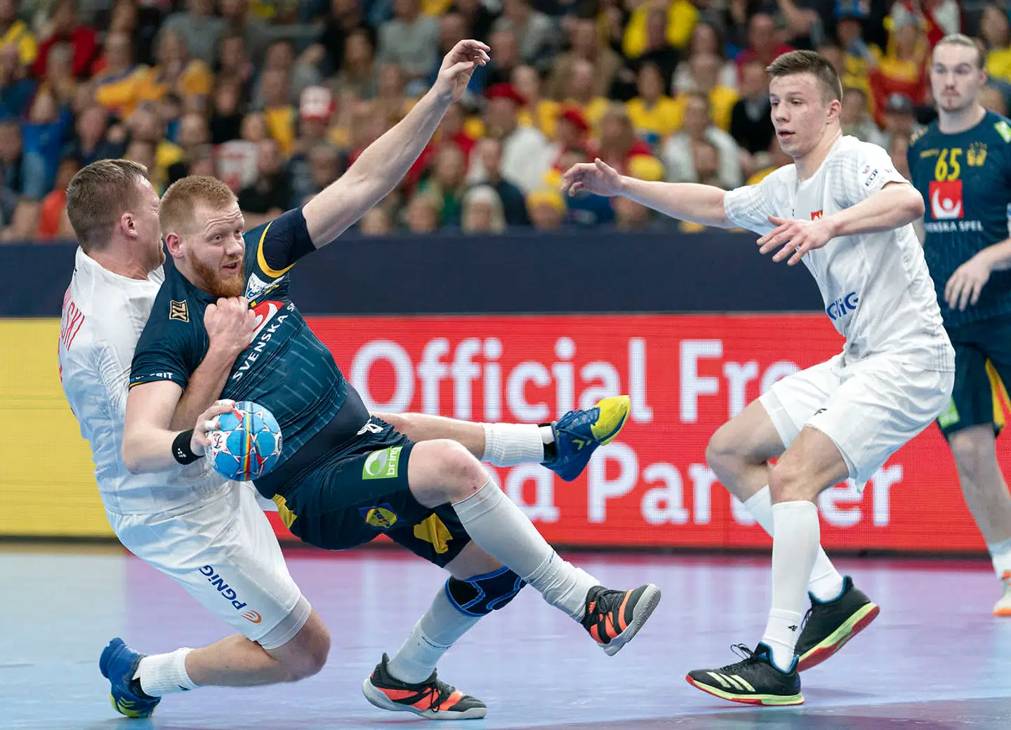 Jim Gottfridsson (i den blå trøje til venstre), er en af de fire svenske spillere, som tog på kro under EM.