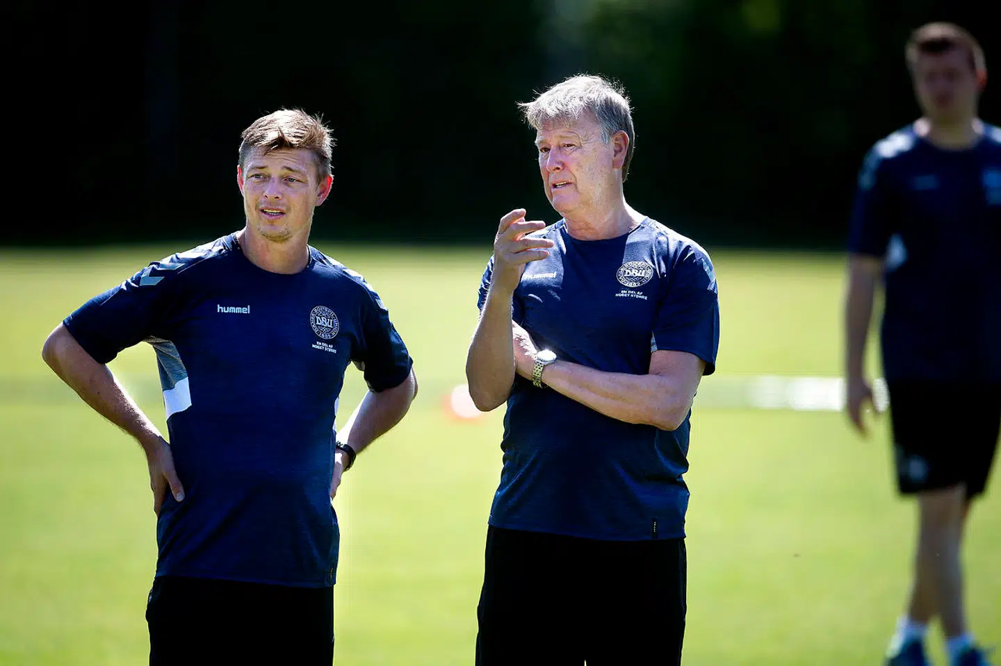 Jon Dahl Tomasson og Åge Hareide under en træning med landsholdet.