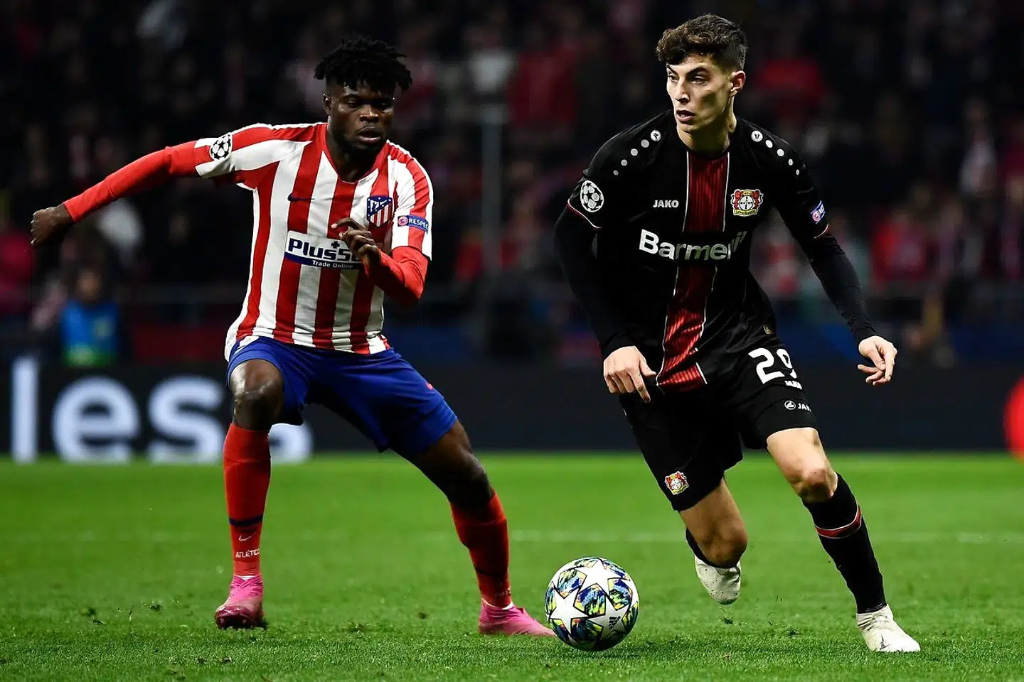 Kai Havertz har spillet Champions League med Bayer Leverkusen denne sæson. Her ses han i aktion (th.) mod Atletico Madrid og Thomas Partey.