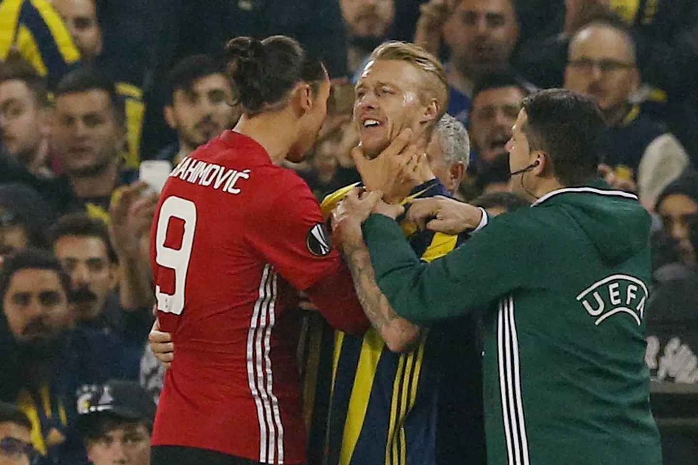 Zlatan Ibrahimovic og Simon Kjær i klammeri i Europa League-kampen mellem Fenerbahce og Manchester United.