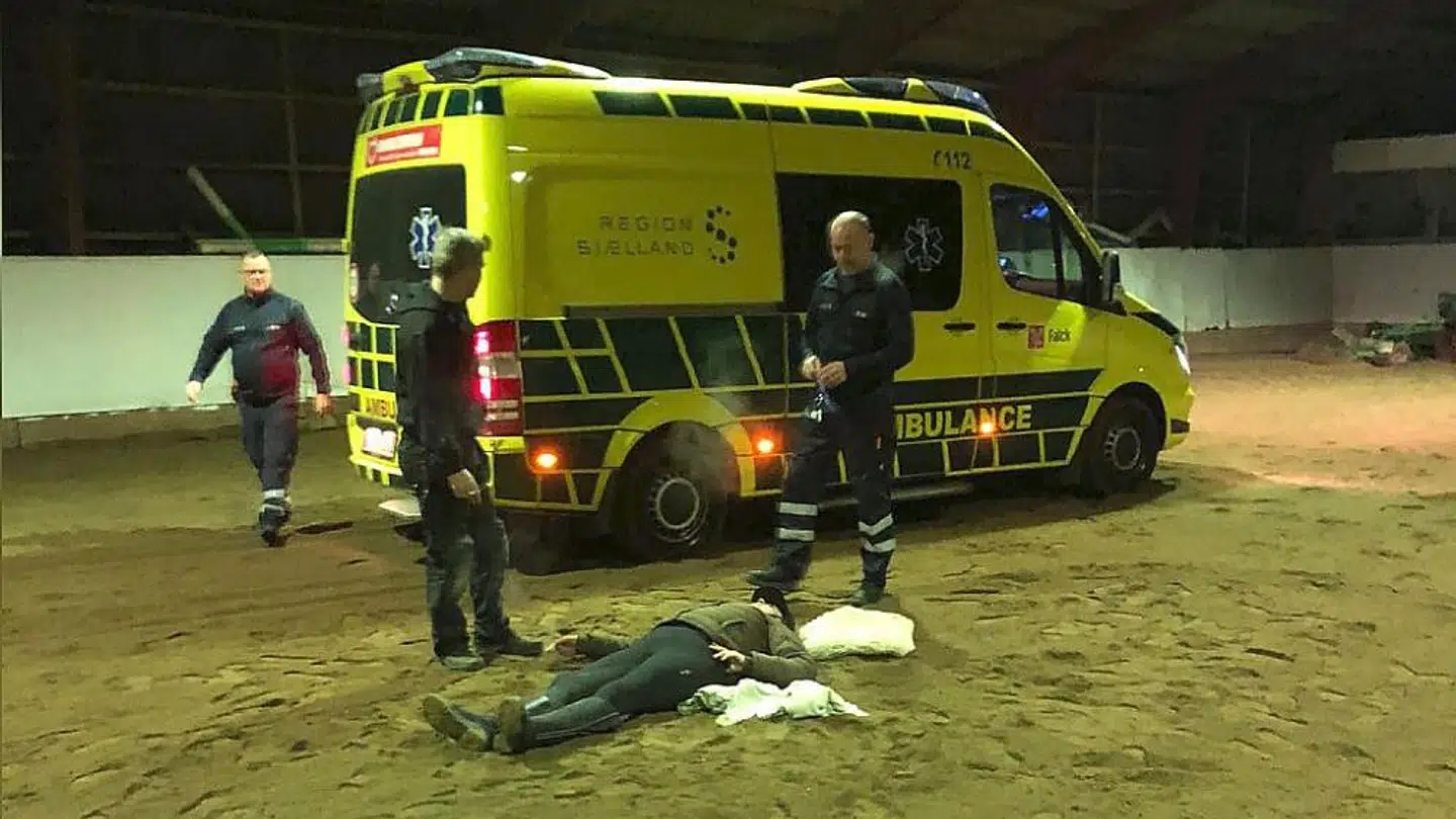 Malene Dunja Schwerb Leithved blev ved redningsmandskabets ankomst iført en nakkekrave og støtte til ryggen.