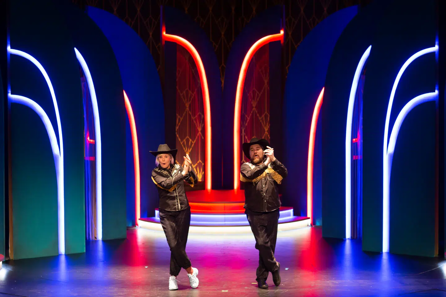 Sofie Linde og Rasmus Bjerg både synger og danser i 'Linde på Bjerget'.