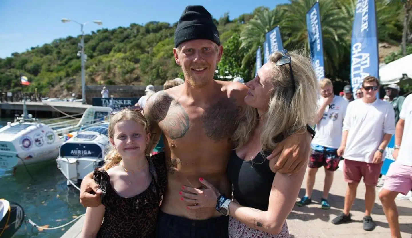 Sanni, Lasse og Sannis datter Rigmor, da Lasse kom hjem fra turen over Atlanterhavet sidste år, hvor han også deltog i udfordringen.