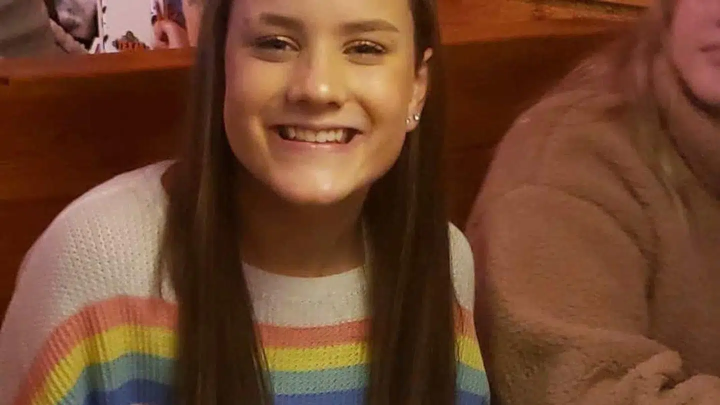 15-årige Kayla smilede bredt, da hendes mor tog dette foto af hende på hendes fødselsdag. Kort til efter blev hun smidt ud af sin skole på grund af billedet.