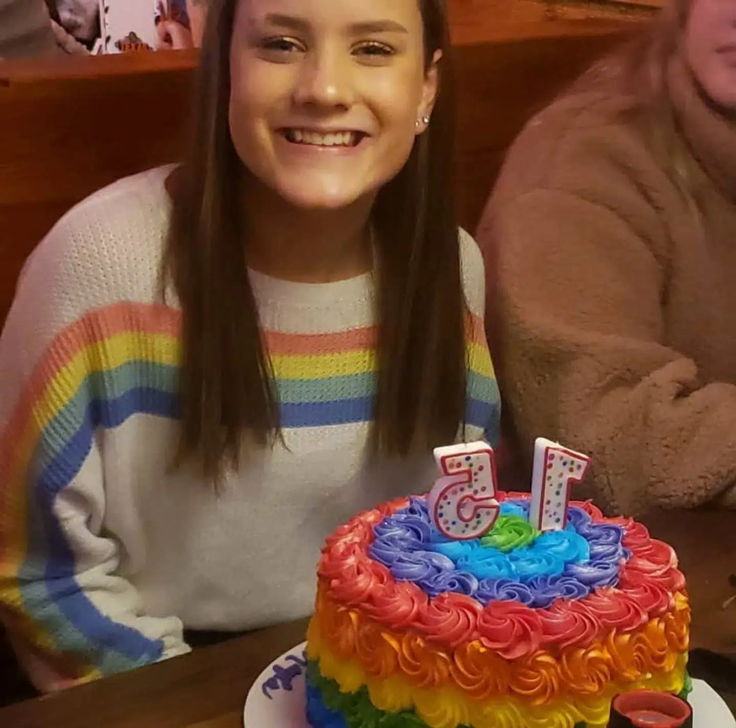 15-årige Kayla smilede bredt, da hendes mor tog dette foto af hende på hendes fødselsdag. Kort til efter blev hun smidt ud af sin skole på grund af billedet.