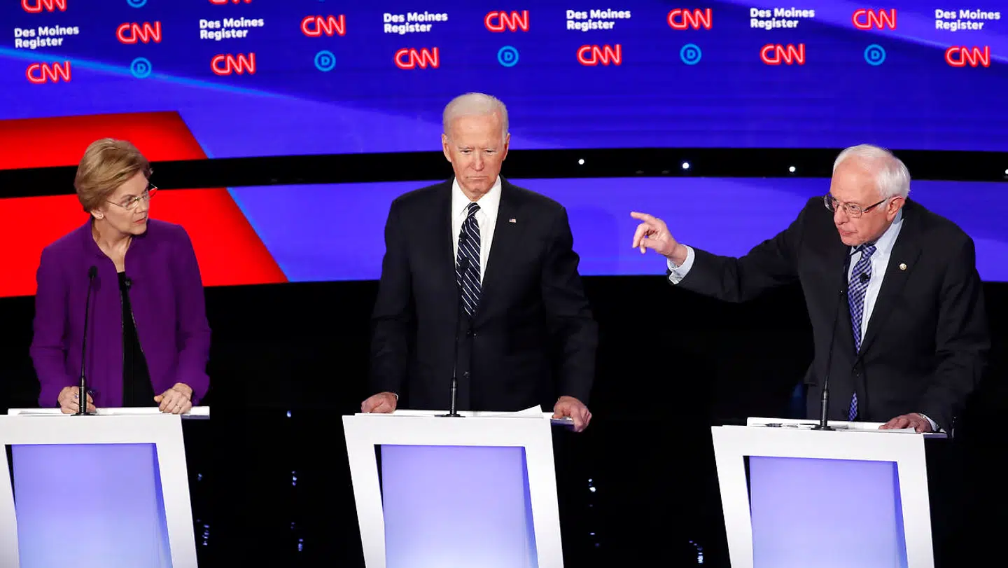 Fra venstre er det Elizabeth Warren, Joe Biden og Bernie Sanders. TV-debat natten til onsdag.