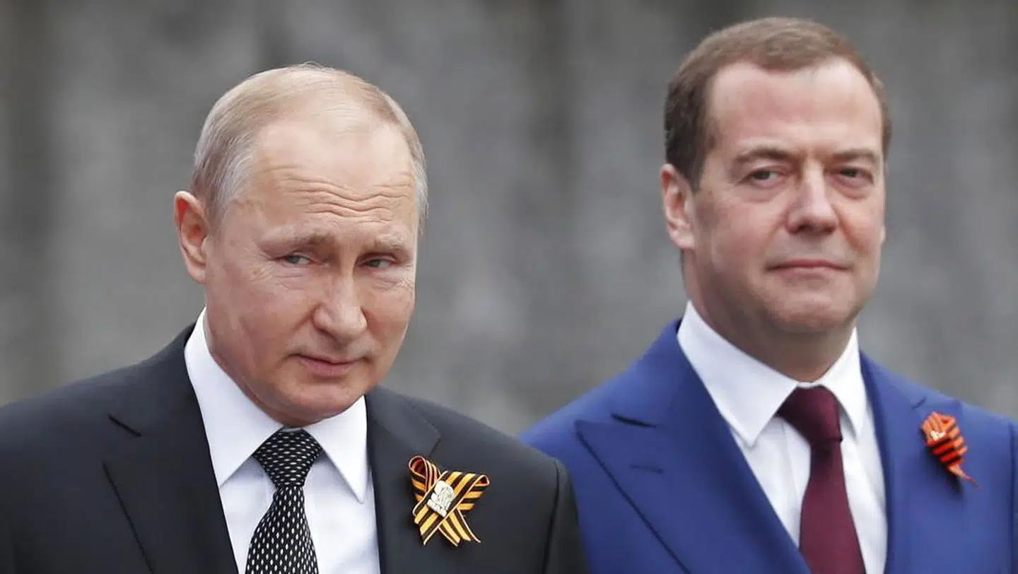 Her ses Vladimir Putin og Dmitrij Medvedev.