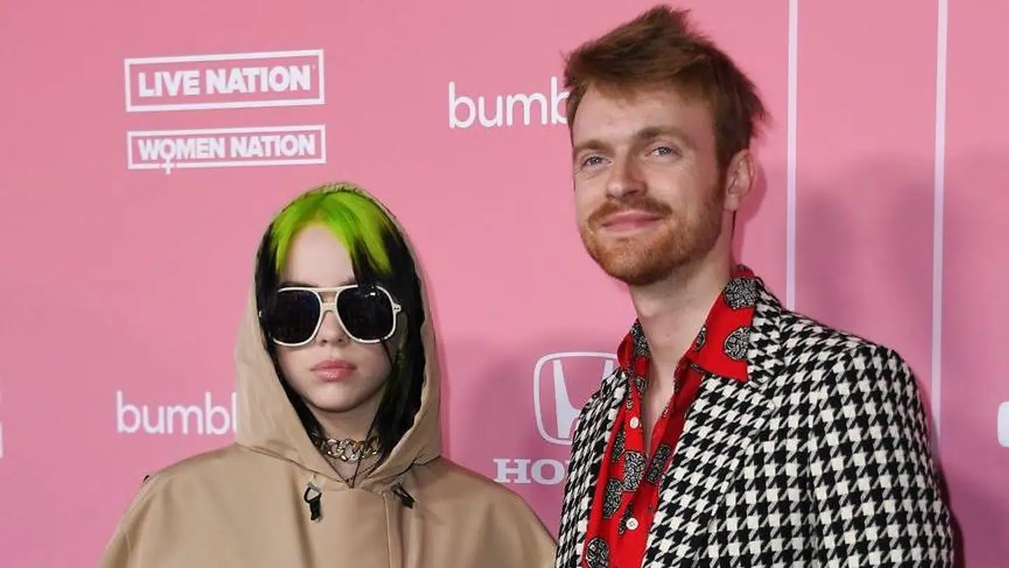18-årige Billie Eilish og 22-årige Finneas O'Connell står bag titelsangen til 'No Time To Die'.