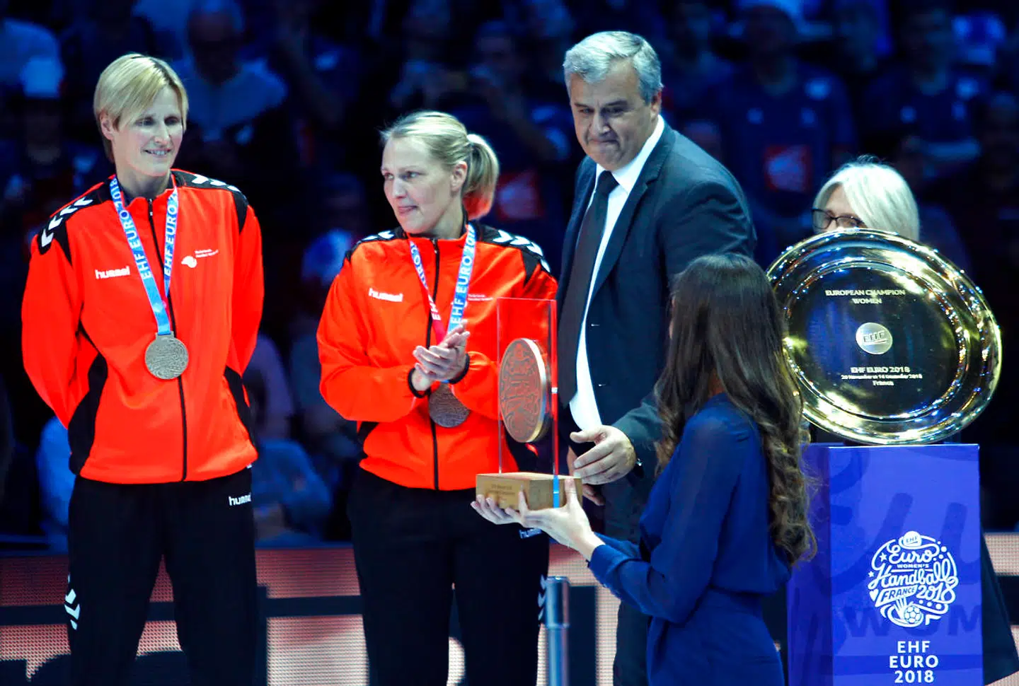 Helle Thomsen, i midten, modtager i rollen som hollandsk landstræner en bronzemedalje efter EM 2018 i Frankrig. Kvinden til venstre på billedet er den tidligere danske landsholdsmålmand Lene Rantala, der dengang også var tilknyttet det hollandske landshold.