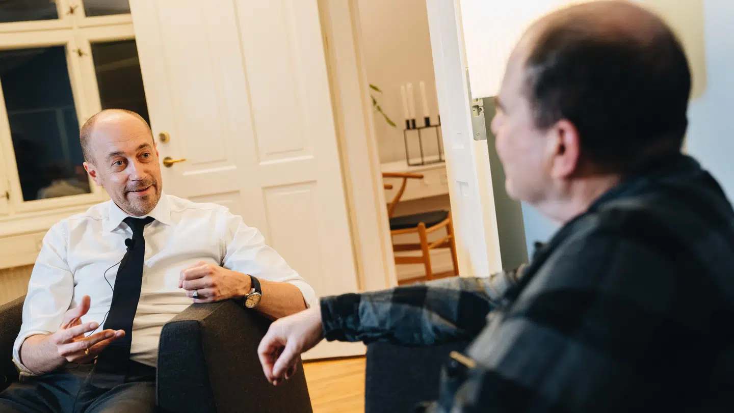 Arne Notkin på besøg hos sundhedsminister Magnus Heunicke (S), efter han har skrevet bogen 'Sådan overlevede jeg kræften og sundhedsvæsenet'. Foto: Kasper Løjtved/Byrd.