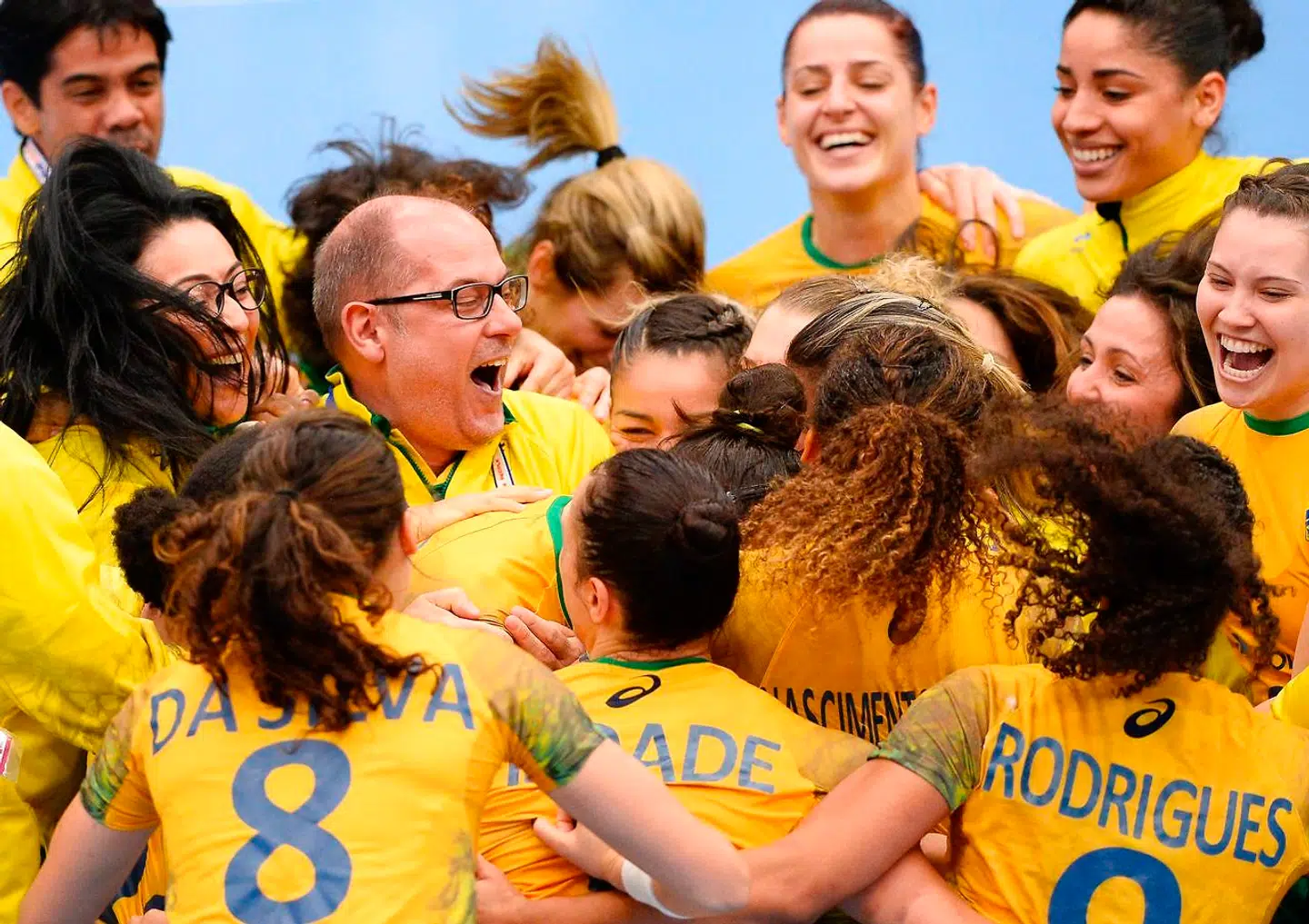 Morten Soubak, i midten, jubler sammen med de brasilianske spillere over VM-guldet i 2013.