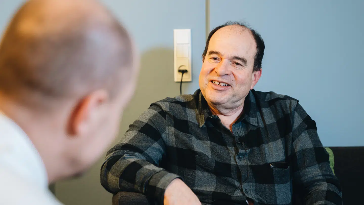 Arne Notkin på besøg hos sundhedsminister Magnus Heunicke (S) i kølvandet på sin nye bog 'Sådan overlevede jeg kræften og sundhedsvæsenet'. Foto: Kasper Løjtved/Byrd.