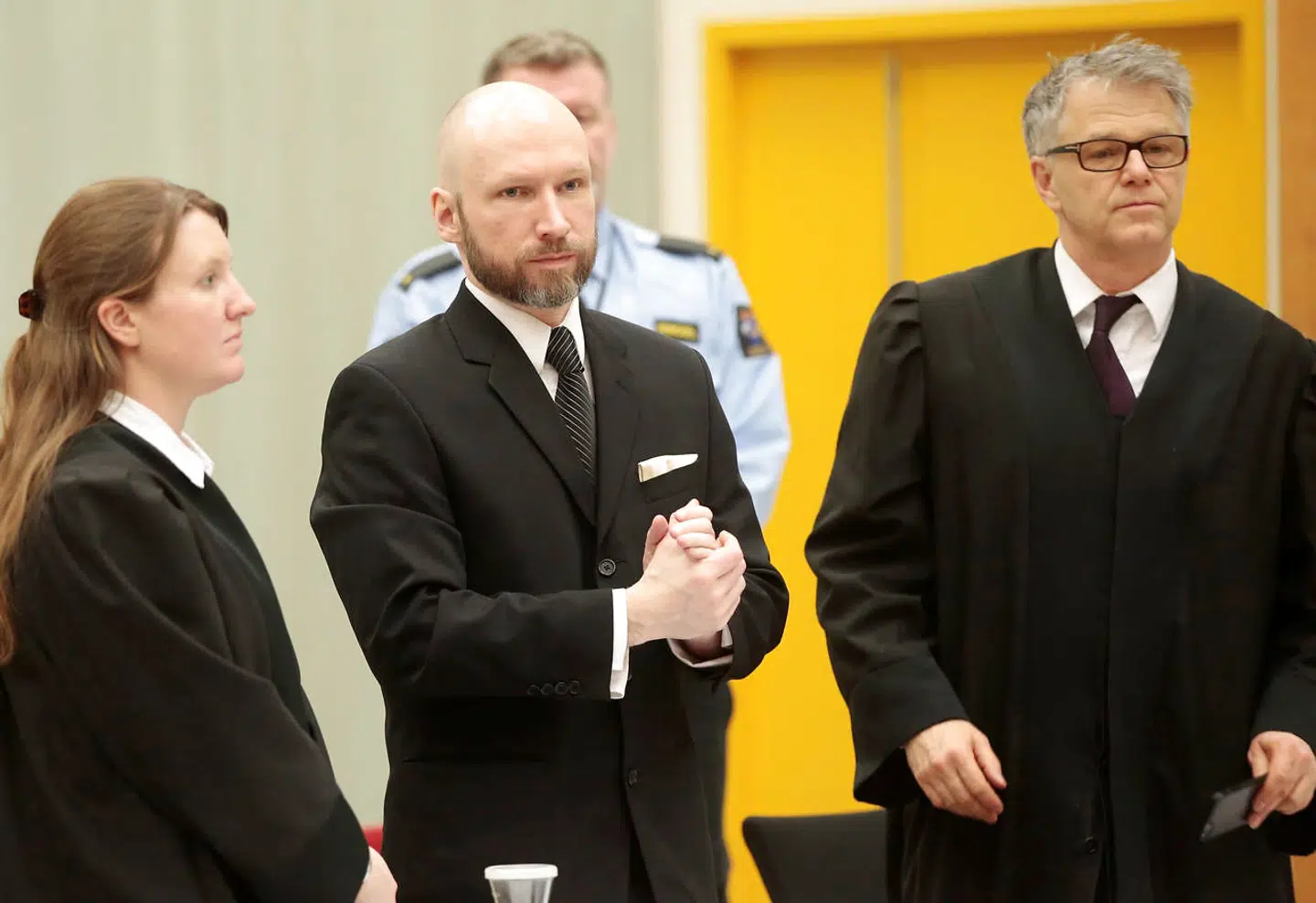 Anders Behring Breivik fotograferet mellem sine forsvarer Mona Danielsen og Oystein Storrvik i 2017, da han forsøgte at føre sag mod den norske stat.