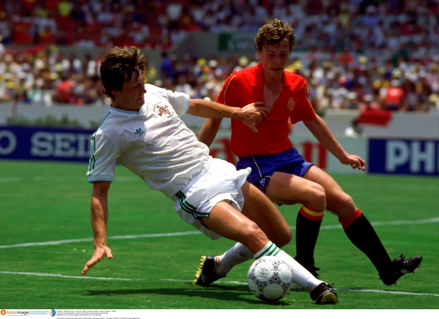 Ingen i historien har været yngre end Norman Whiteside (tv.), da de havde spillet 200 kampe for Manchester United. Her ses han i aktion for Nordirland mod Spanien ved VM i 1986.