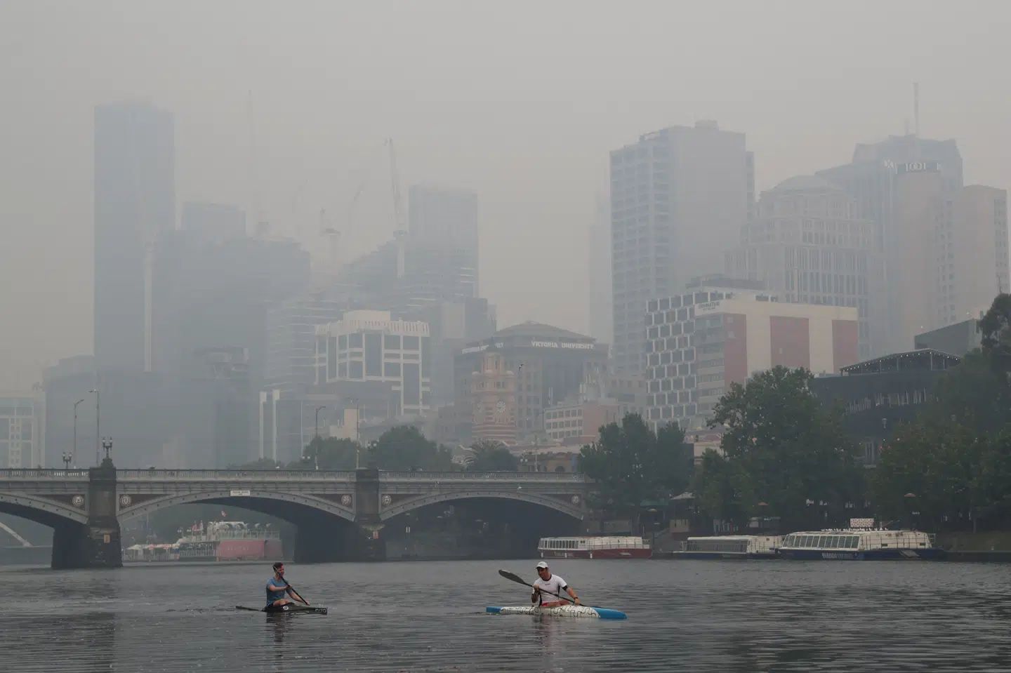 Tirsdag er Mlebourne indhyllet i tyk røg fra omfattende skovbrande i området. Stringer/Reuters